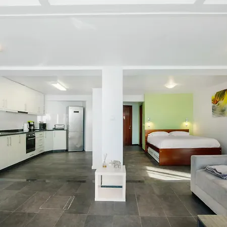 The Wave House - Seaside Haven شقة